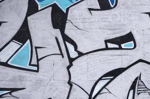 frammento di colorato strada arte graffiti dipinti con contorni e ombreggiatura vicino su foto