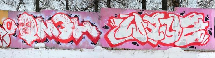 frammento di colorato strada arte graffiti dipinti con contorni e ombreggiatura vicino su foto