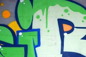 frammento di colorato strada arte graffiti dipinti con contorni e ombreggiatura vicino su foto