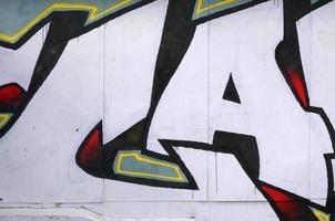 frammento di colorato strada arte graffiti dipinti con contorni e ombreggiatura vicino su foto