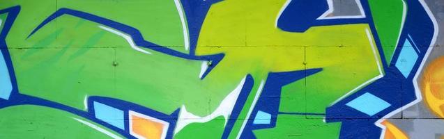 frammento di colorato strada arte graffiti dipinti con contorni e ombreggiatura vicino su foto