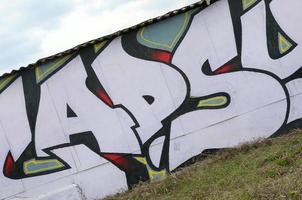 frammento di colorato strada arte graffiti dipinti con contorni e ombreggiatura vicino su foto