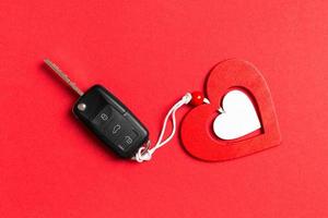 superiore Visualizza di auto chiave, regalo scatole e giocattolo cuore su colorato sfondo. vicino su di santo San Valentino giorno concetto foto