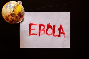 ebola virus scritto su carta foto