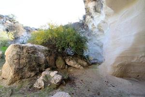 grotta nel il gesso scogliere nel meridionale Israele. foto