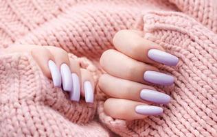 ragazze mani con un' morbido viola manicure. foto