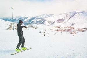 snowboarder cavalcata discesa su pendenza nel gudauri sciare ricorrere, Georgia, Caucaso montagne foto