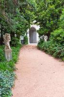 Milano, Italia - italiano villa Ingresso con giardino. lussuoso verde esterno. foto