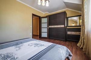 interno di più economico Camera da letto nel studio appartamenti o ostello. foto