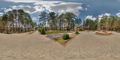 pieno senza soluzione di continuità hdri 360 panorama al di fuori vacanza calcestruzzo fattoria o mattone nazione case nel pineta foresta nel equirettangolare sferico proiezione nel soleggiato giorno con nuvole nel cielo foto