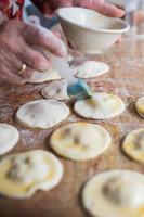 vicino su di umano mano preparazione soffio Pasticcino smorzamenti foto