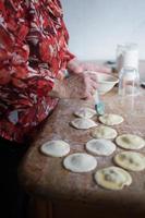 irriconoscibile anziano donna Rivestimento spagnolo Ravioli con totale uovo polpa. foto