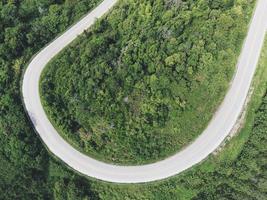 curva strada superiore - aereo superiore Visualizza rurale strada nel il foresta, strada e pioggia foresta, aereo Visualizza strada nel natura, ecosistema e salutare ambiente foto