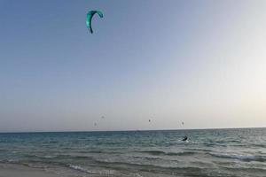 windsurf, kitesurf, acqua e vento gli sport motorizzato di vele o aquiloni foto