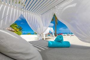sorprendente tropicale spiaggia scena con bianca baldacchino e tenda per lusso estate rilassamento concetto. blu cielo con bianca sabbia per soleggiato spiaggia paesaggio sfondo e estate vacanza o vacanza design foto