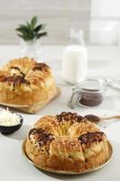 roti sobek, Tirare a parte pane bundt con triturati formaggio e cioccolato cospargere. foto