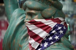 Stati Uniti d'America bandiera mascherato con la museruola statua di libertà foto