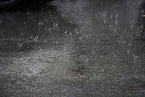 pesante pioggia nel chinatown nuovo York città su il strada foto
