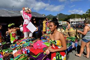 rarotonga, cucinare isole - agosto 19 2017 - turista e gente del posto a popolare Sabato mercato foto