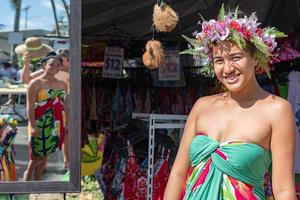 rarotonga, cucinare isole - agosto 19 2017 - turista e gente del posto a popolare Sabato mercato foto