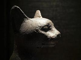 gatto egiziano statua isolato su nero foto