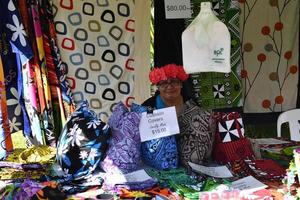 rarotonga, cucinare isole - agosto 19 2017 - turista e gente del posto a popolare Sabato mercato foto