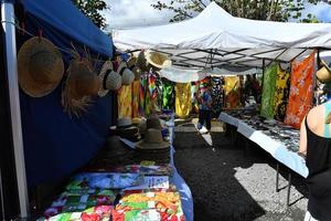 rarotonga, cucinare isole - agosto 19 2017 - turista e gente del posto a popolare Sabato mercato foto