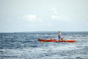 bunaken, Indonesia - aprile, 5 2014 - pesca barca ritorno per pescatore villaggio foto