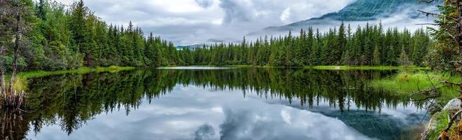 lago vicino mendhenall ghiacciaio enorme paesaggio foto