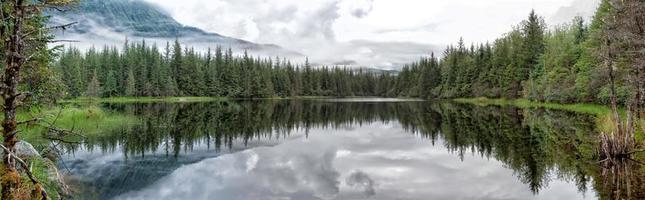 lago vicino mendhenall ghiacciaio enorme paesaggio foto