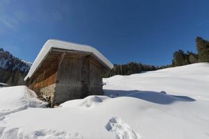 vecchio legna cabina Casa nel il morbido neve sfondo foto