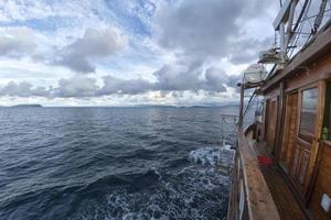 vela barca nel un' turchese tropicale Paradiso oceano mare cristallo acqua chiaro foto