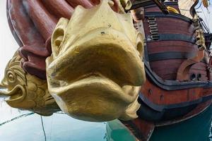 sculture e decorazione su pirata nave foto