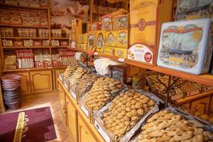 aix-en-provence, Francia 10.07.19 barattoli di dolci visualizzato nel un' tradizionale dolce negozio finestra. lusso dolce negozio nel Sud Francia, provenza. interno di cibo mercato, dolcezza prodotti nel memorizzare o negozio foto