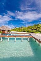 bellissimo tropicale Maldive ricorrere Hotel e isola con spiaggia e mare su cielo per vacanza vacanza sfondo concetto. Incremento su colore in lavorazione. tropicale spiaggia nel Maldive acqua ville e molo foto