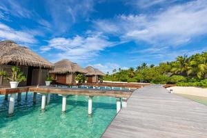 bellissimo tropicale Maldive ricorrere Hotel e isola con spiaggia e mare su cielo per vacanza vacanza sfondo concetto. Incremento su colore in lavorazione. tropicale spiaggia nel Maldive acqua ville e molo foto