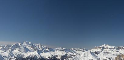 Dolomiti enorme vista panoramica nel periodo di neve invernale foto