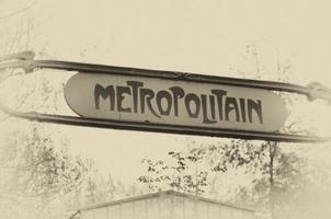 Parigi la metropolitana metropoli cartello nel nero di seppia vecchio stile foto