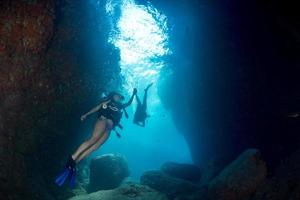 beaytiful latina tuffatore dentro un' canyon foto