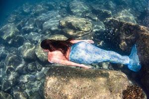 sirena nuoto subacqueo nel il in profondità blu mare foto