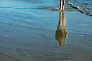 uomo a piedi su baja California Pacifico oceano sabbioso spiaggia foto