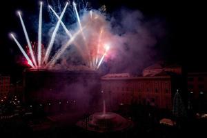 contento nuovo anno fuochi d'artificio su nero sfondo foto