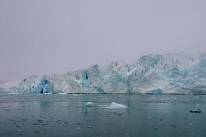 svalbard spitzbergen ghiacciaio Visualizza con piccolo iceberg foto