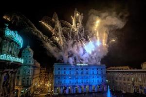 Genova, Italia - dicembre, 19 2015 - contento nuovo anno e allegro natale fuochi d'artificio foto