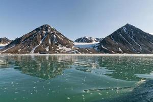 svalbard spitzbergen ghiacciaio Visualizza con piccolo iceberg foto