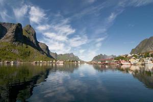 lofoten isola Norvegia fiordo e villaggio Visualizza a partire dal il barca foto