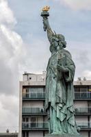 Parigi statua di libertà su fiume foto