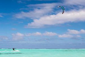 aquilone surfers su tropicale polinesiano spiaggia aitutaki cucinare isole foto