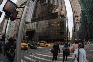 nuovo York - Stati Uniti d'America - aprile, 21 2017 persone a briscola Torre nuovo città simbolo foto