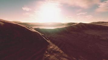 tramonto al di sopra di il sabbia dune nel il deserto. aereo Visualizza foto